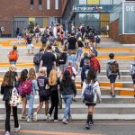 niños entrando a colegio 26:08