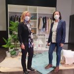 Mª José Domínguez Acuña, miembro del Comité Rector de Madre Coraje, y Rosa Amuedo, Gerente de LUZ Shopping