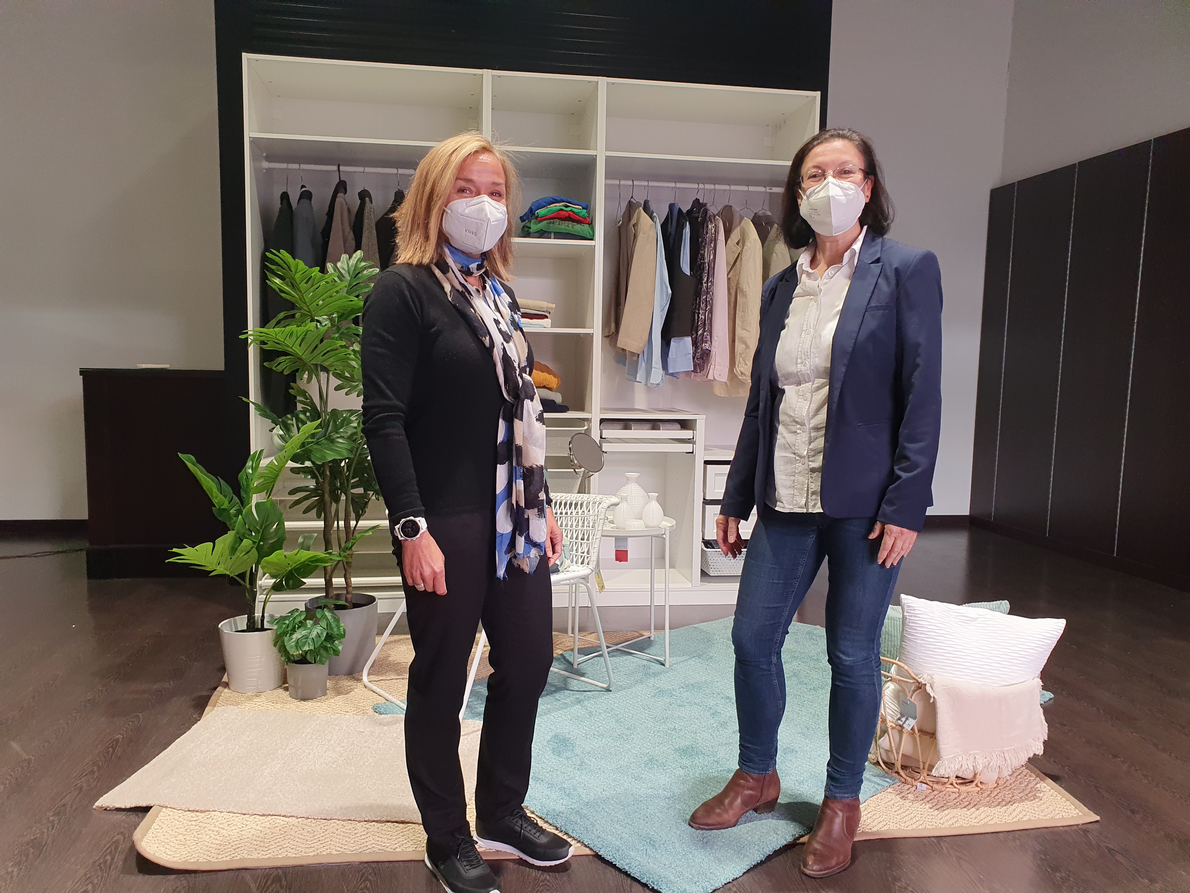 Mª José Domínguez Acuña, miembro del Comité Rector de Madre Coraje, y Rosa Amuedo, Gerente de LUZ Shopping