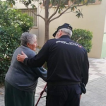 policia ayuda a persona mayor