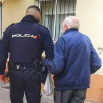 policia nacional ayuda a mayores