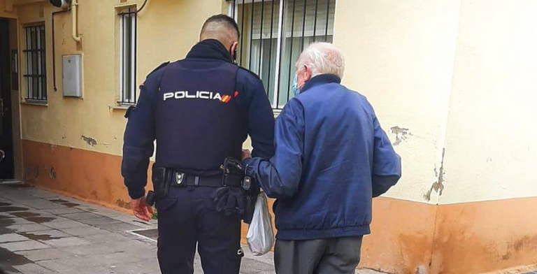 policia nacional ayuda a mayores