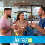 jereztv gente-pasando-tiempo-gasolinera_23-2150440227
