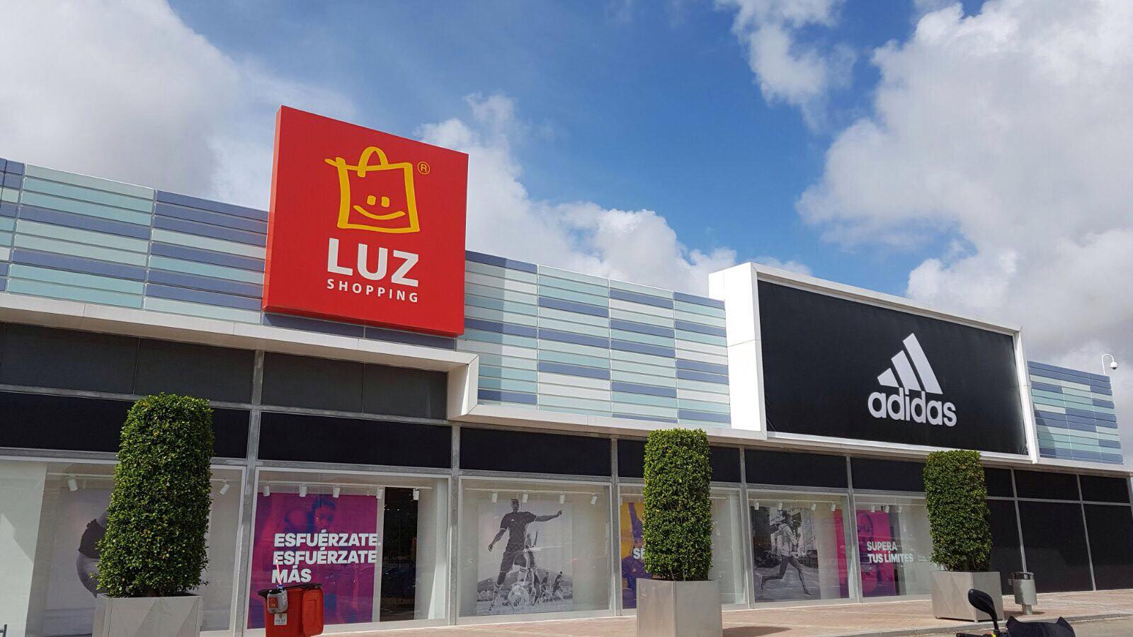 variable Raramente Kakadu OFERTA DE EMPLEO EN JEREZ | Adidas busca vendedores para su tienda de LUZ  Shopping en Jerez – Jerez Televisión