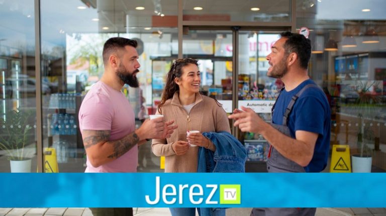 jereztv gente-pasando-tiempo-gasolinera_23-2150440227