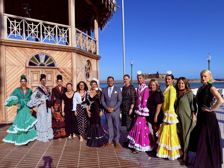 Jerez TV Ana Belén Morillo- alcalde Jonathan de León, La concejala Eli Merino junto a las modelos y las diseñadoras Flamenka y Rocio Martin degitana