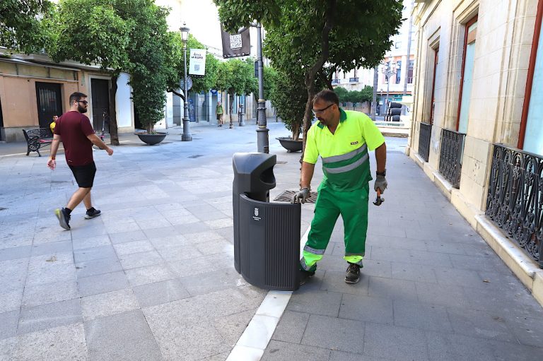 JEREZ TV 2025 Papeleras_en_calle_Larga_3