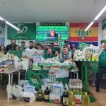 Foto post derbi con toda la recogida benéfica (portada)