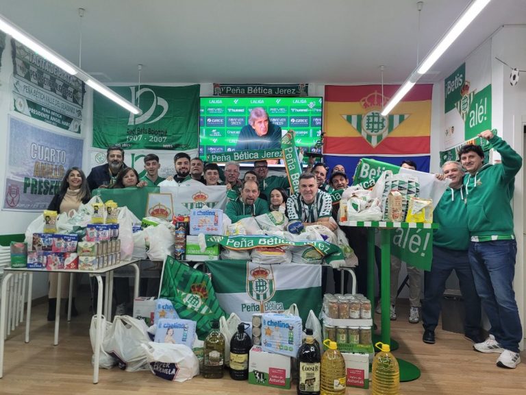 Foto post derbi con toda la recogida benéfica (portada)